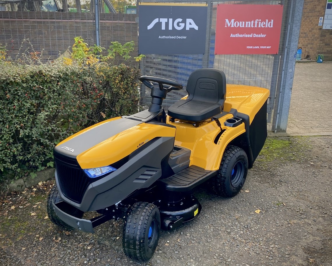 STIGA E-RIDE 900 C Tractor in field
